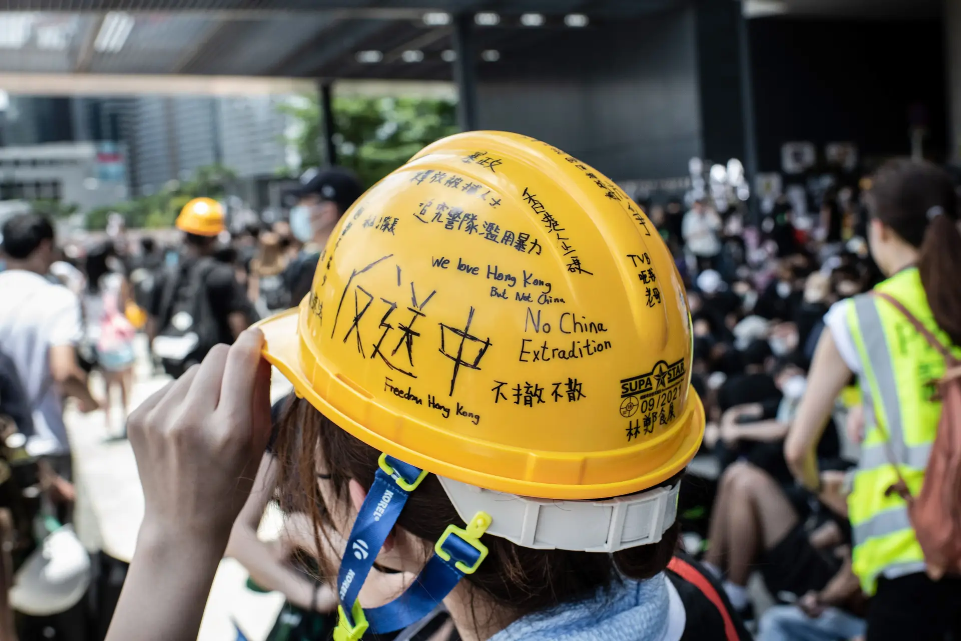 CAPACETE. Um utensílio clássico em cenários com muita gente e grande agitação