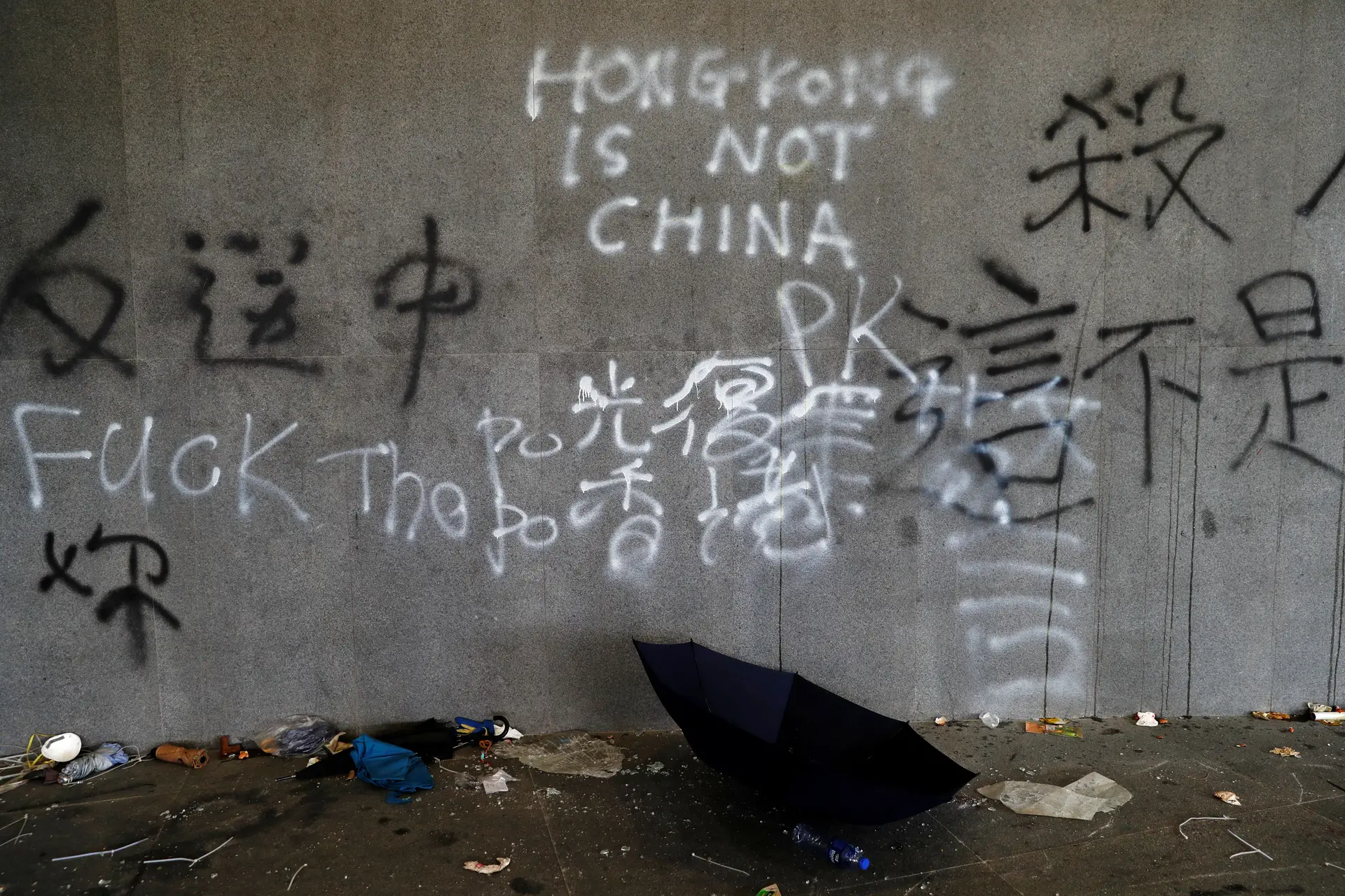 SPRAY. Com que se grafitam os lemas das manifestações: “Hong Kong não é China”, lê-se nesta parede
