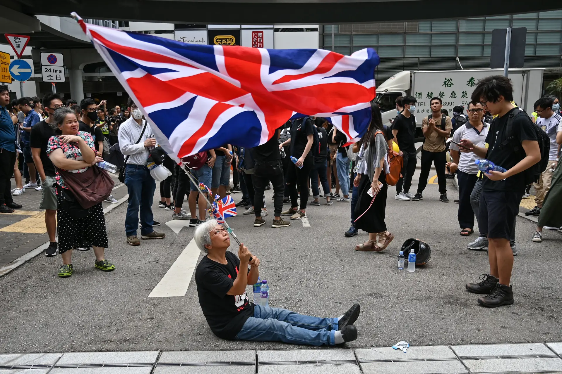 UNION JACK. A bandeira do Reino Unido, de quem Hong Kong foi colónia até 1997, não é um símbolo generalizado dos protestos. Mas a assídua “avó Wong” não abdica dela