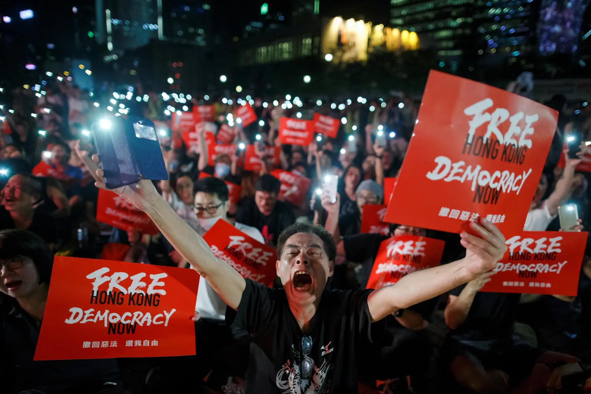 CARTAZ. “Hong Kong livre. Democracia agora”, é apenas um exemplo