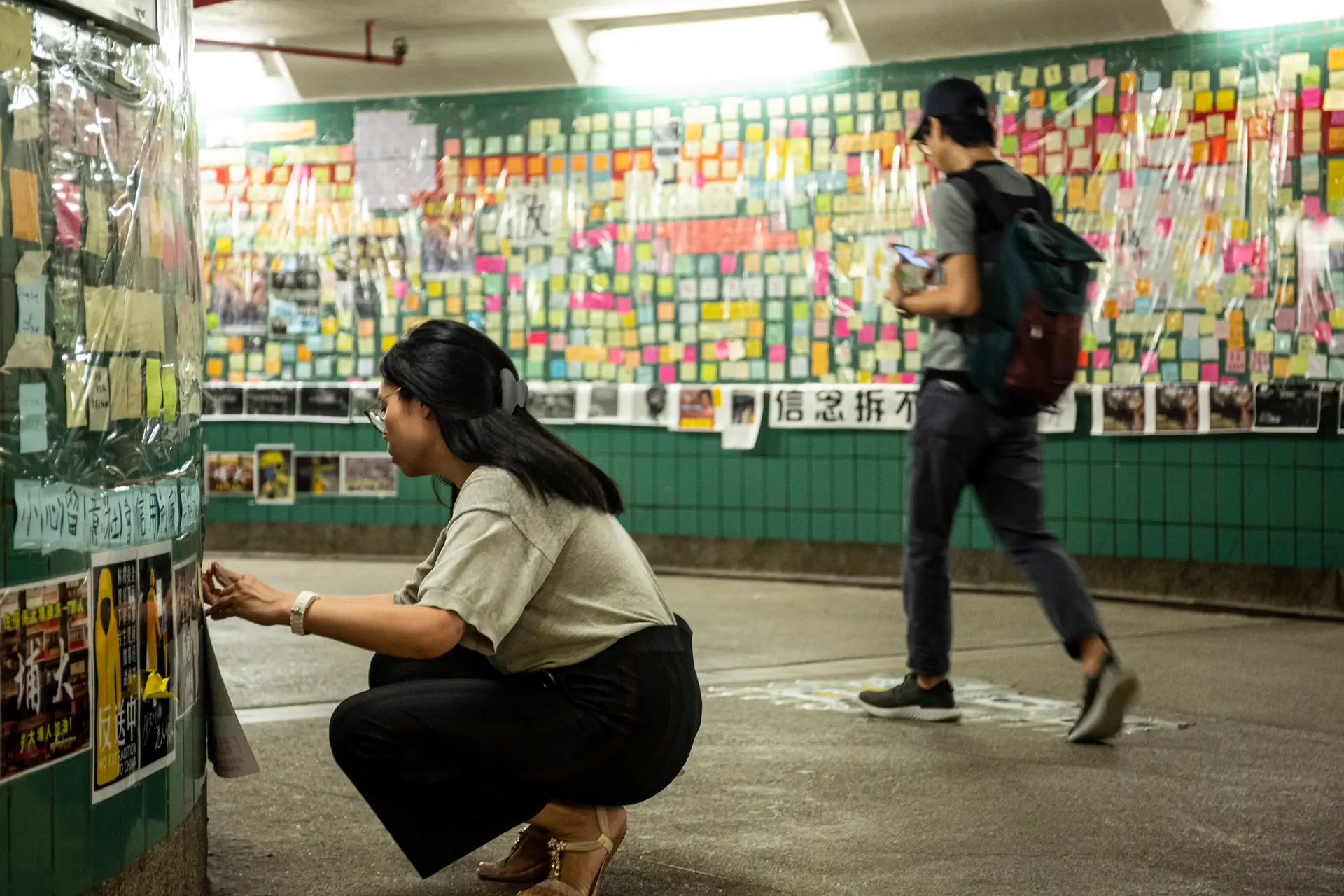Uma mulher deixa a sua mensagem num subterrâneo da zona de Tai Po