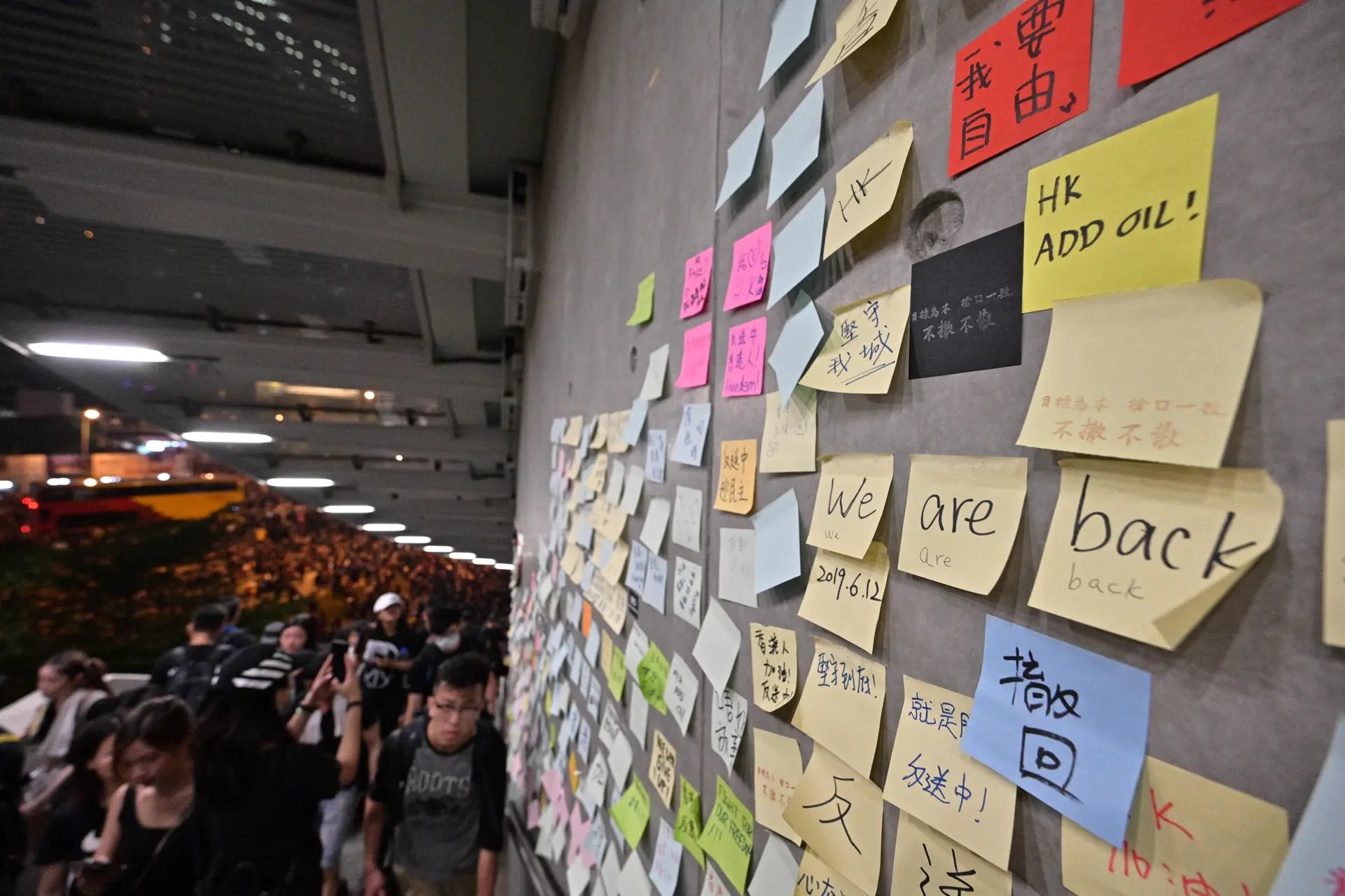 “We are back”. Cinco anos depois, os “post-its” com mensagens de protesto estão de volta às paredes de Hong Kong