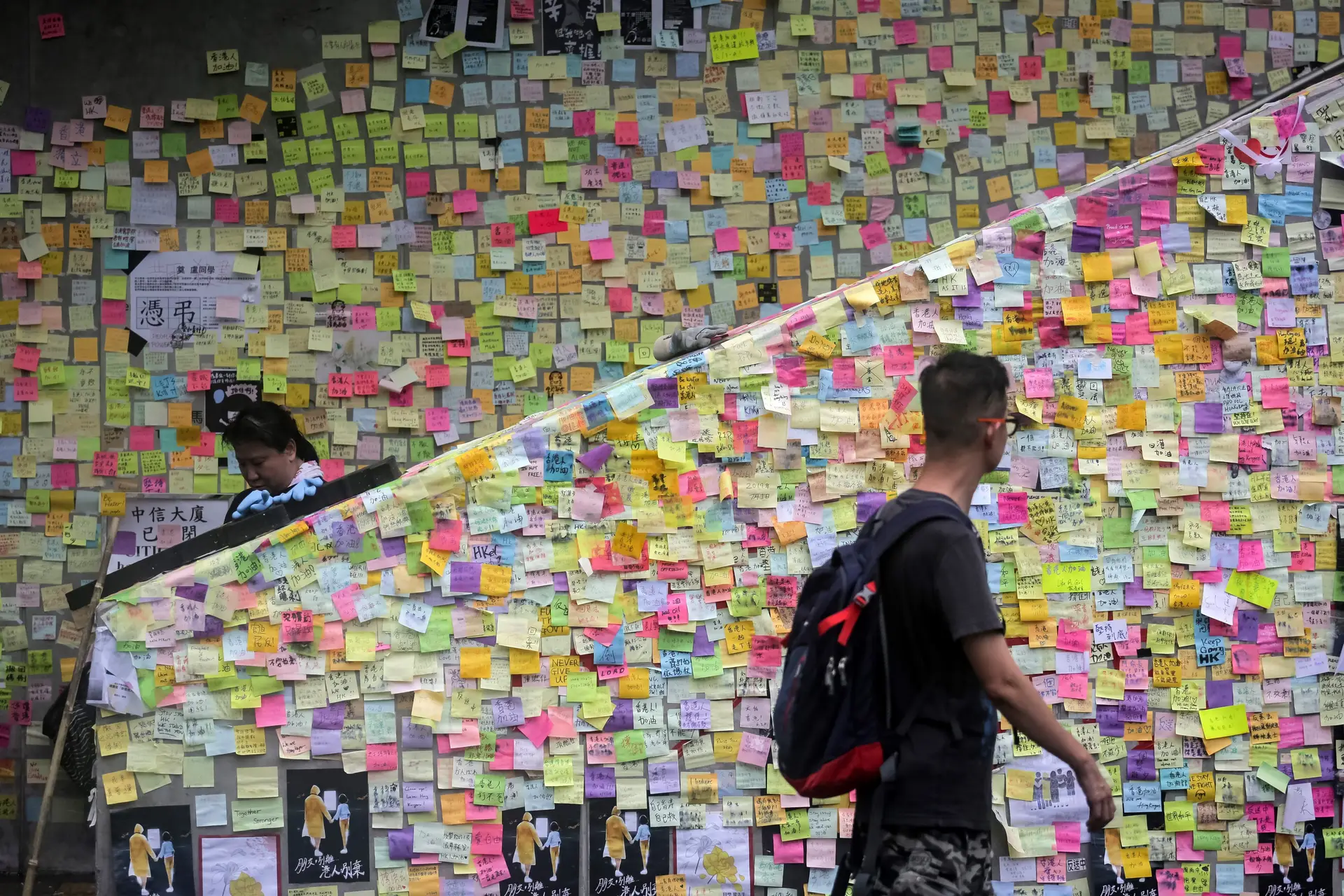 Ainda que não pareça, há sempre lugar para mais um “post-it”, na “parede Lennon” de Hong Kong