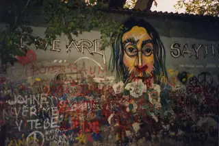 Parte do muro de Praga, numa foto de 1993, onde é visível uma pintura de John Lennon