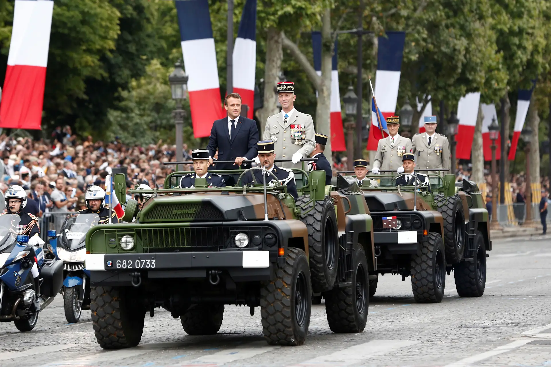 Macron vaiado durante revista às tropas nos Campos Elísios