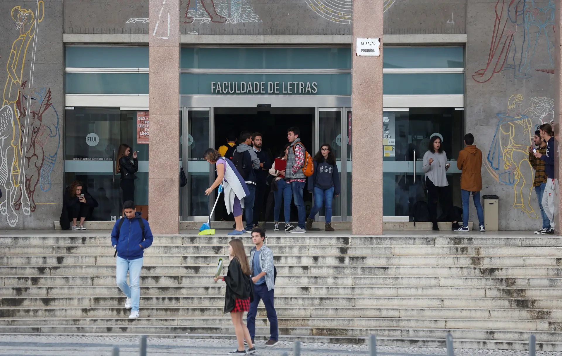 Por €250, o quarto de Gabriel é um achado, mas nem todos terão esta sorte. “Os apoios do Orçamento são insuficientes”, dizem os estudantes