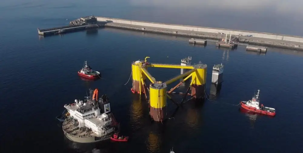 Porto de Ferrol, Espanha, onde as plataformas Windfloat estão a ser montadas