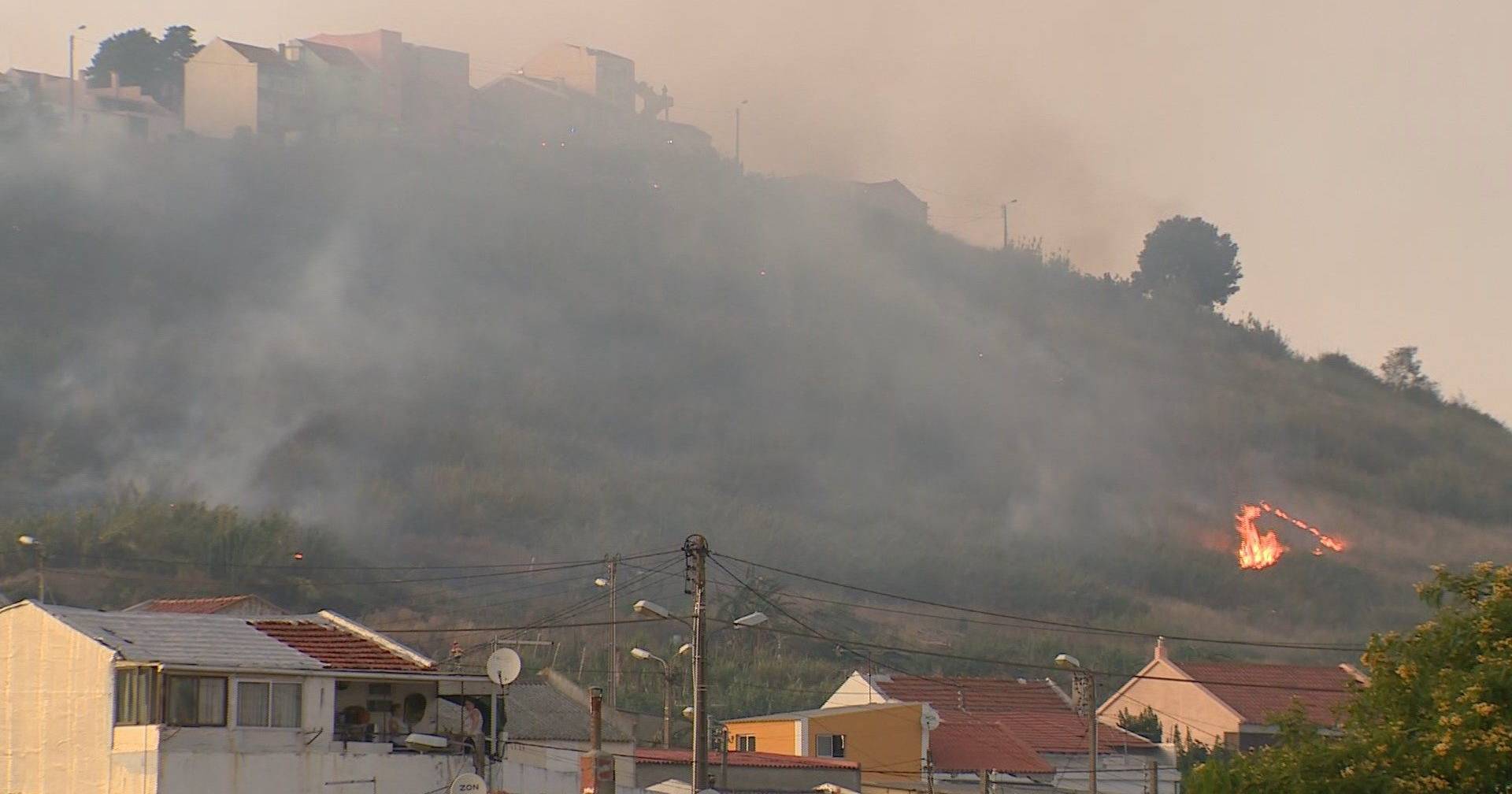 Incêndio na Amadora. “O fogo está a 50 metros das casas” - Expresso