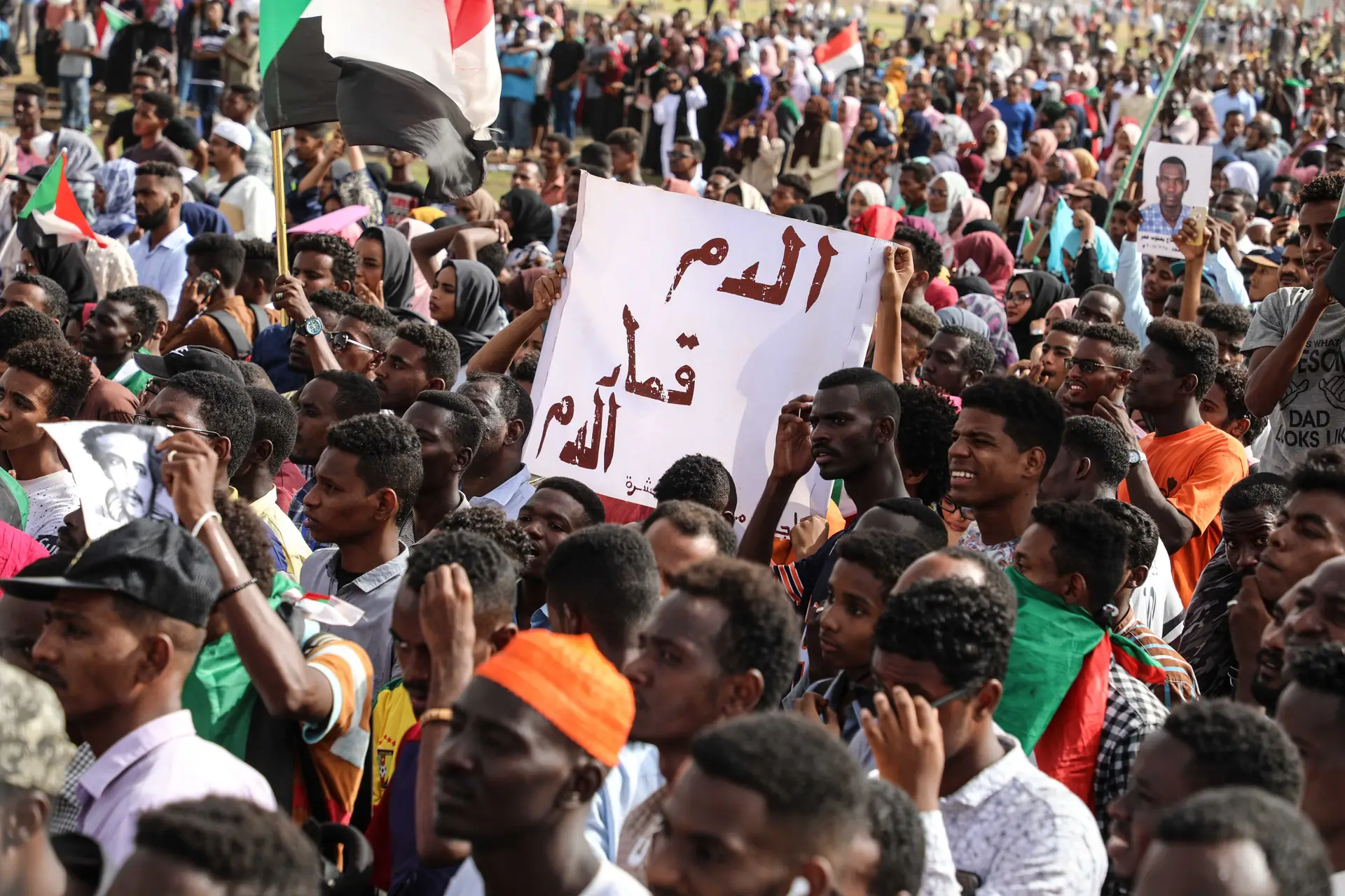 Milhares de sudaneses voltaram às ruas em homenagem aos manifestantes mortos em junho