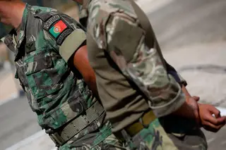 Governo seduz militares mas falta dinheiro