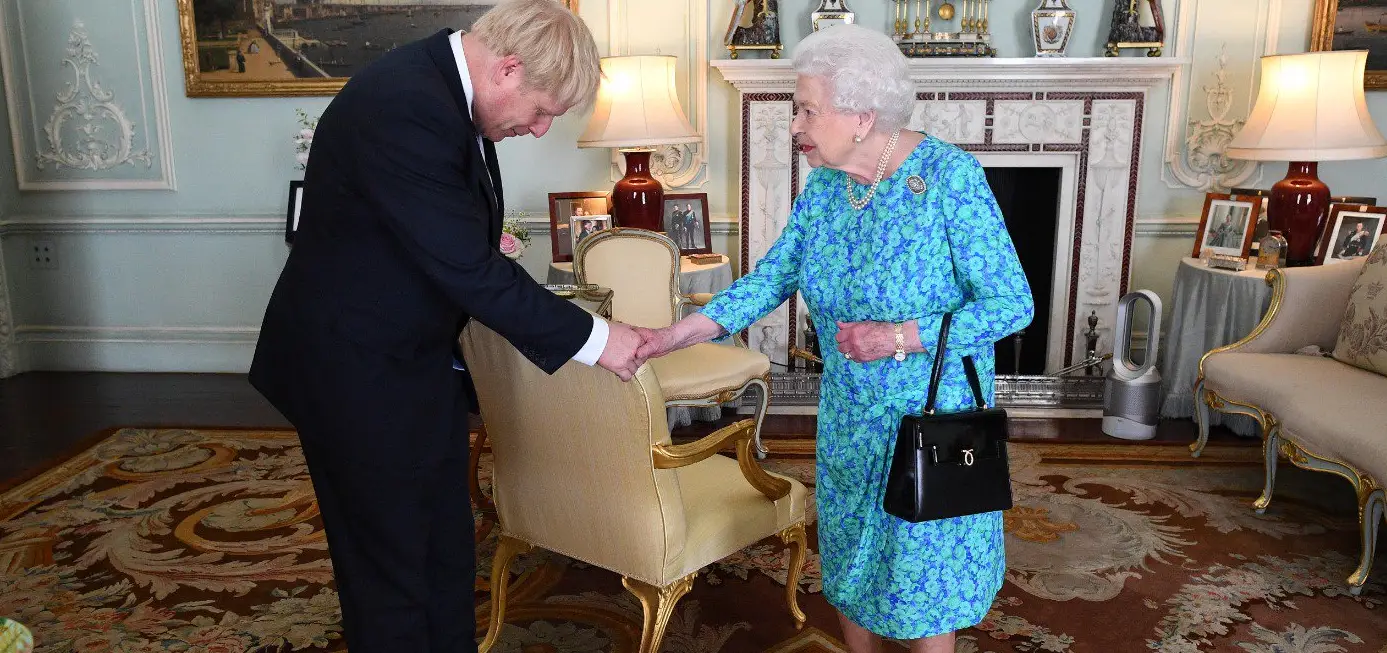 Boris é recebido pela Rainha, já é primeiro-ministro