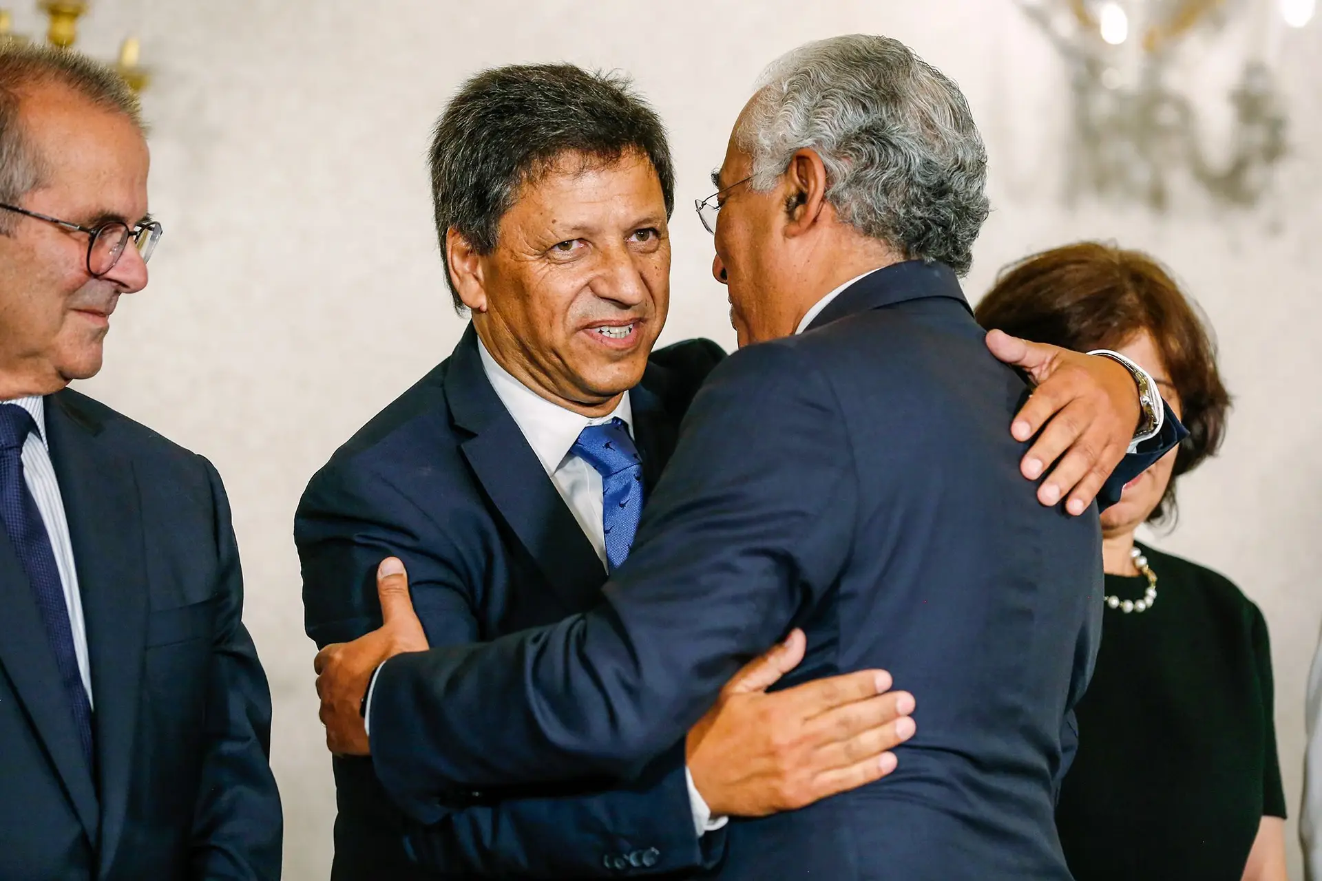 O secretário de Estado da Proteção Civil, José Artur Neves, com António Costa