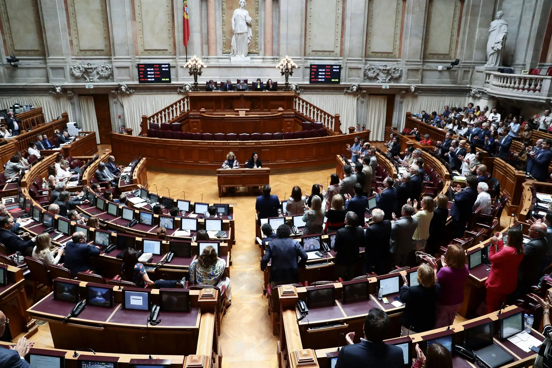 Iniciativa Liberal e Chega indignados com distribuição de lugares no Parlamento, Livre satisfeito