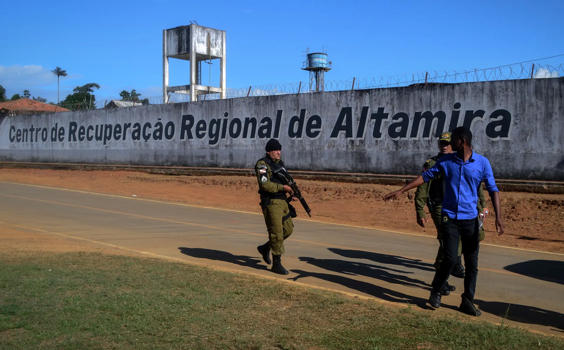 Quatro presos envolvidos em motim mortos durante transferência. “Problemas acontecem”, diz Bolsonaro