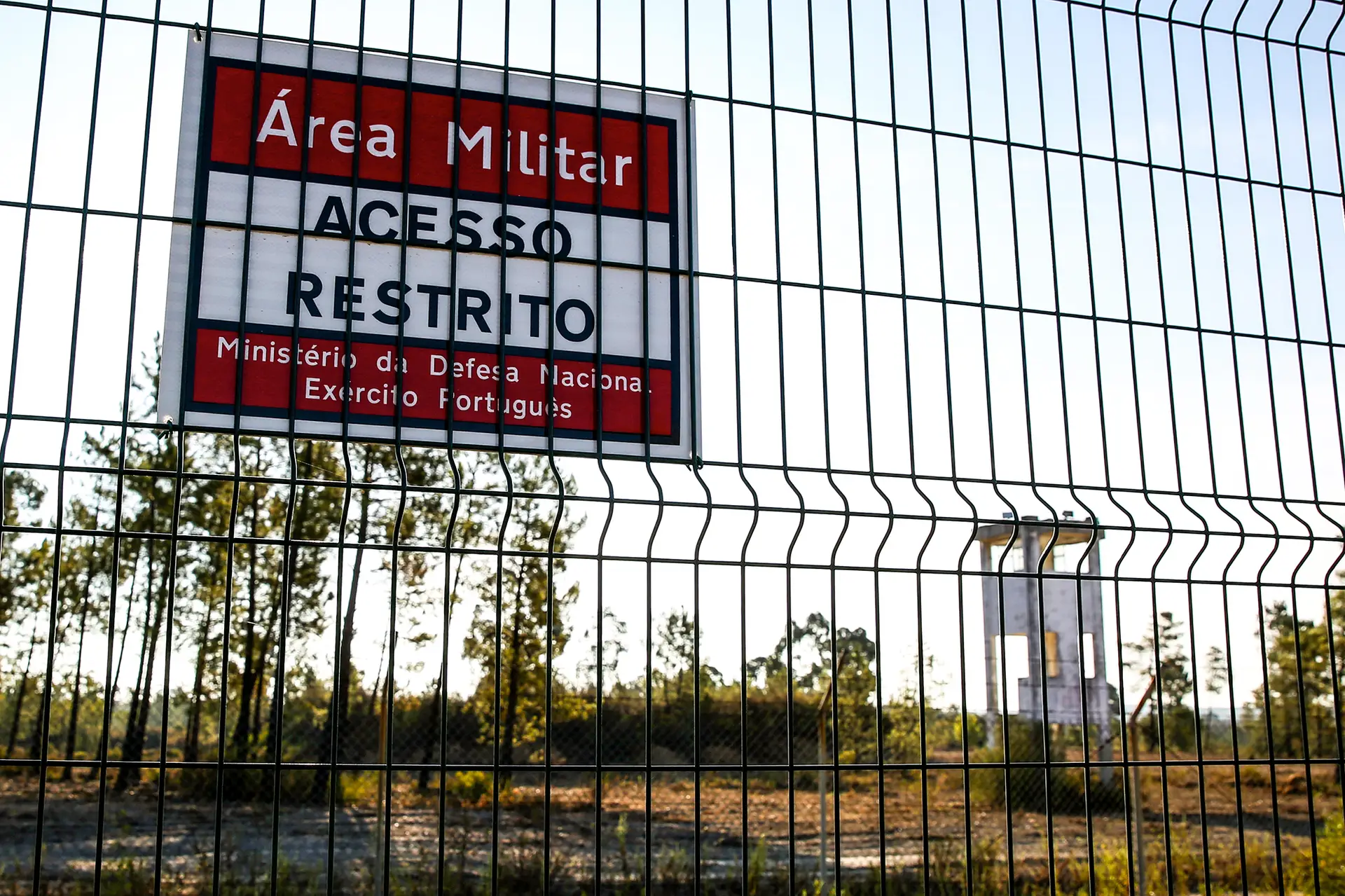 O assalto de Tancos ocorreu na madrugada de 28 de junho de 2017. Quatro meses depois, o material roubado foi depositado na Chamusca por elementos da PJM e GNR de Loulé