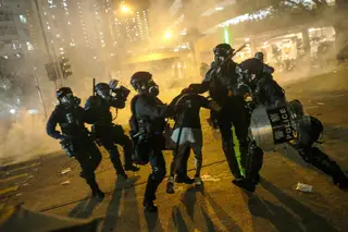 Os protestos nas ruas tornaram-se uma constante em Hong Kong desde há dois meses <span class="creditofoto">Foto JEROME FAVRE / EPA</p>