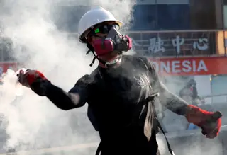 Os protestos em Hong Kong foram desencadeados pela oposição à proposta de extradição mas rapidamente evoluíram para um movimento mais amplo que exige reformas democráticas <span class="creditofoto">Foto JEROME FAVRE / EPA</span>