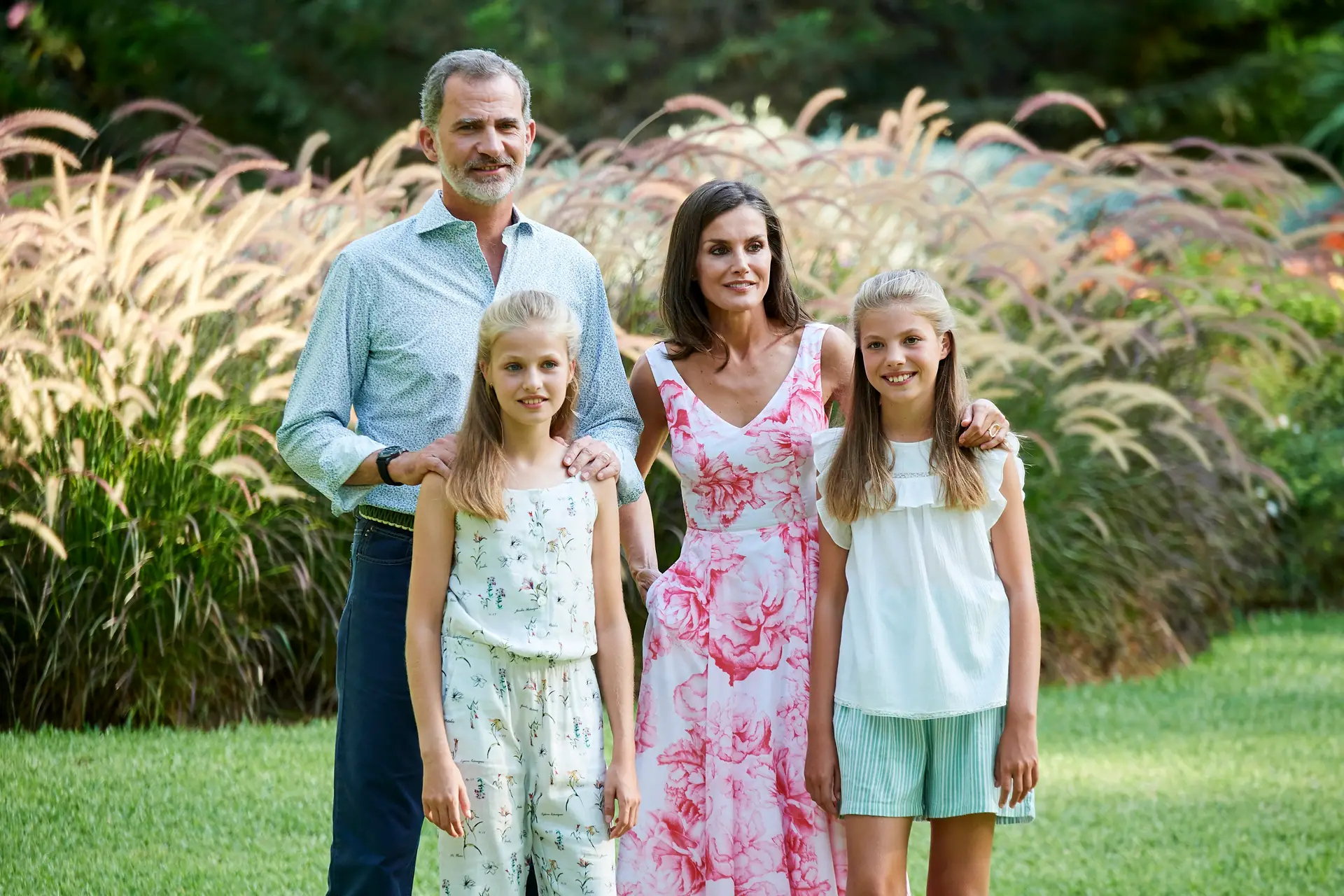 O rei Filipe VI fotografado com a rainha Letizia e as princesas Leonor e Sofia no Palácio de Marivent, em Palma de Maiorca