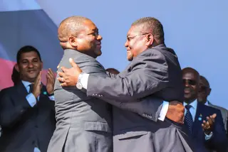 O Presidente moçambicano, Filipe Nyusi (à esquerda) e o líder da Renamo, Ossufo Momade <span class="creditofoto">Foto epa</span>