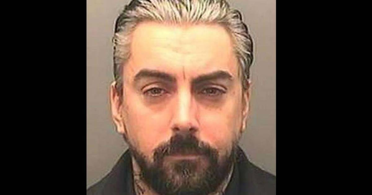 Dois homens detidos após morte na prisão de Ian Watkins, dos Lostprophets