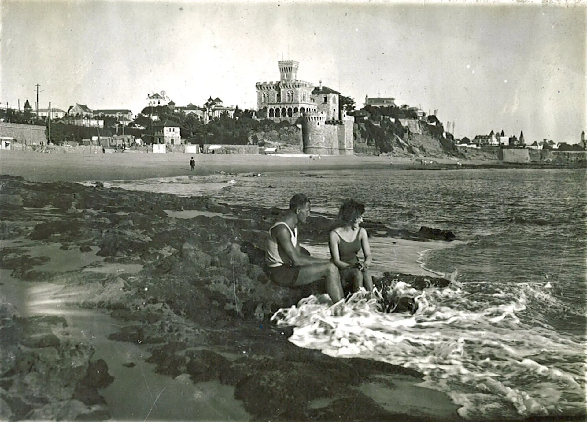 Casal à beira-mar na Praia do Estoril