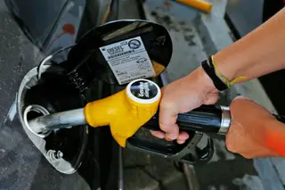 Em tempo de greve, gerir com eficácia o depósito de combustível pode ser a solução. Pensar em alternativas ao carro, também <span class="creditofoto">Foto Marcos Borga</span>