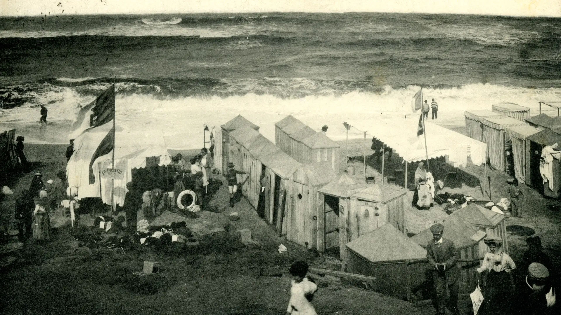 Praia de Espinho com as suas barracas de madeira usadas para os banhistas mudarem de roupa