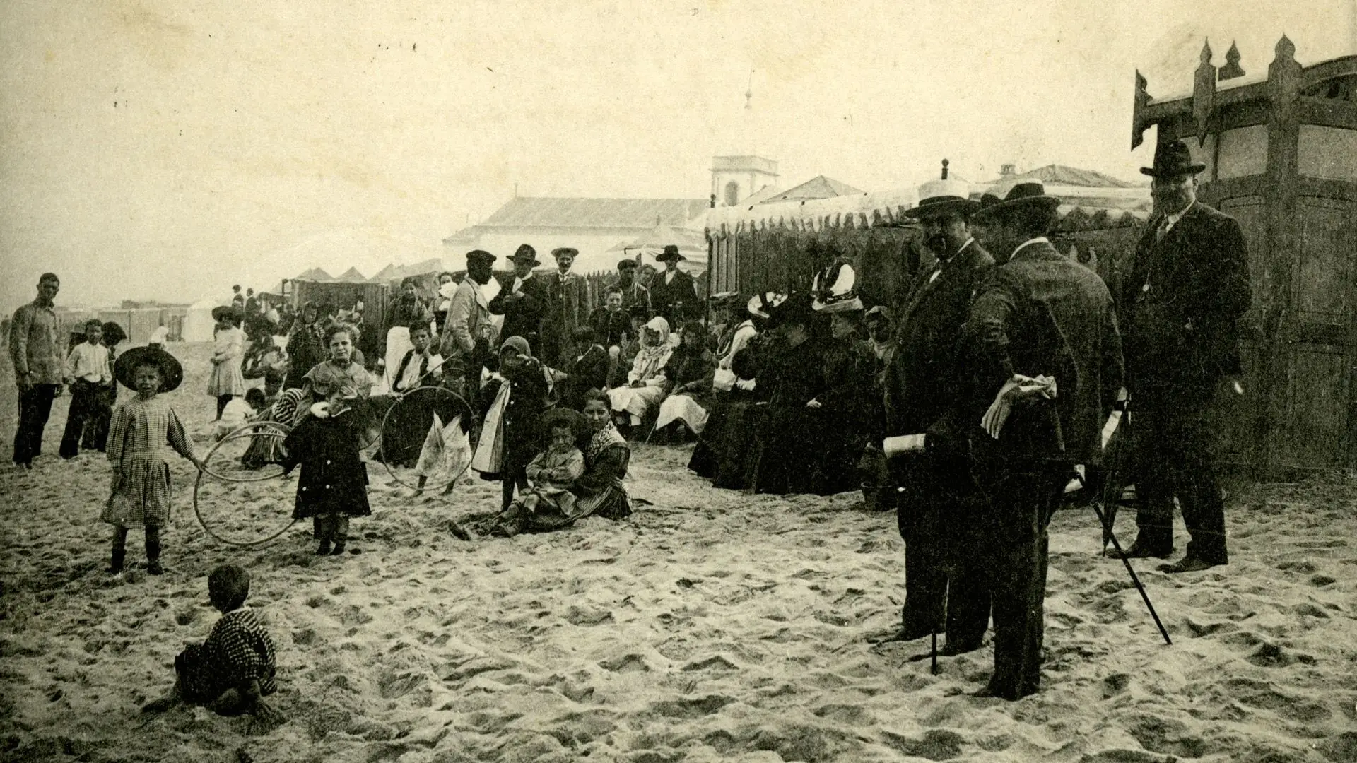 Praia de Espinho com veraneantes