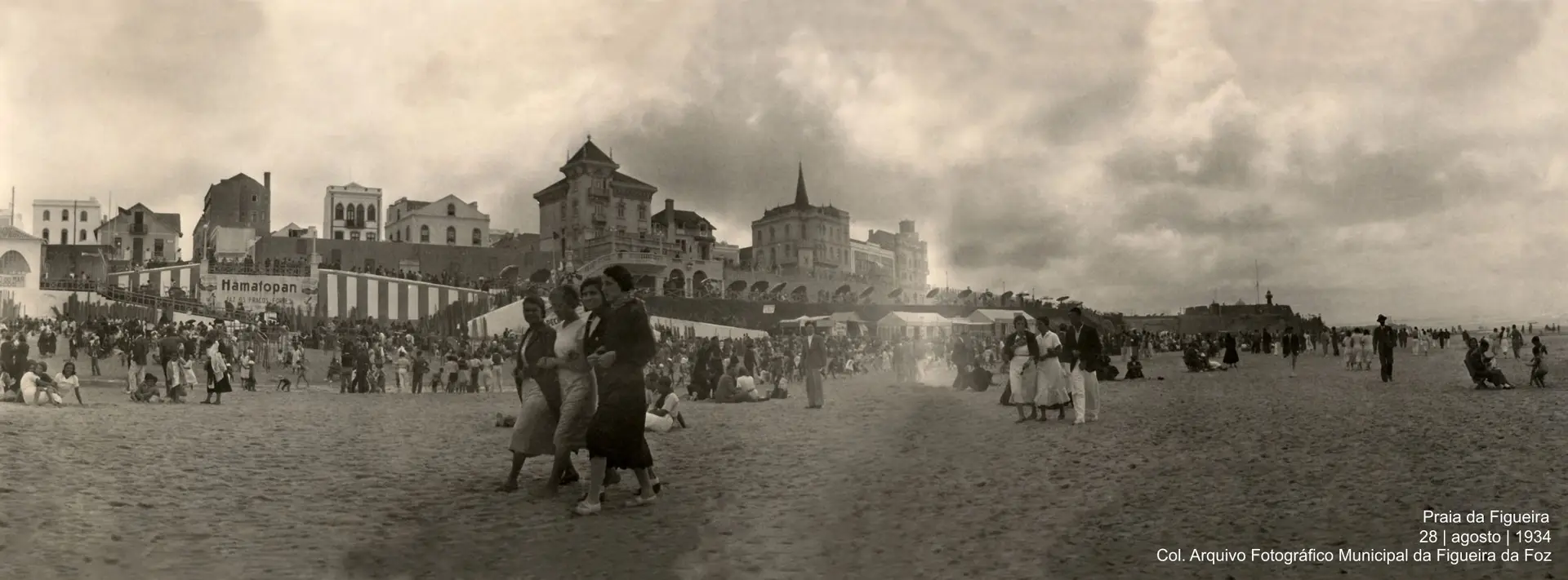 Praia da Figueira da Foz. Veraneantes a passearem pela praia