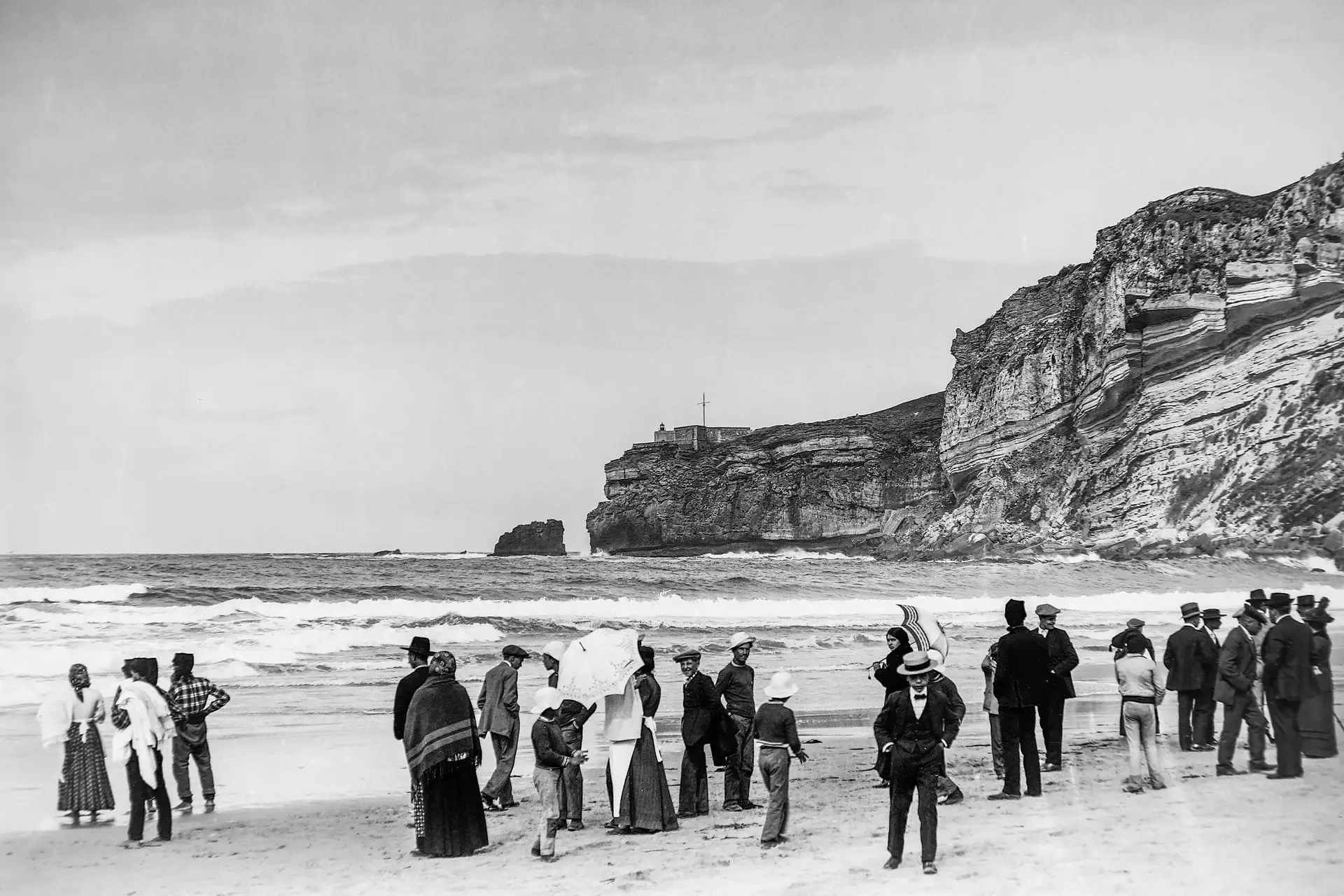 Praia da Nazaré com veraneantes à beira-mar