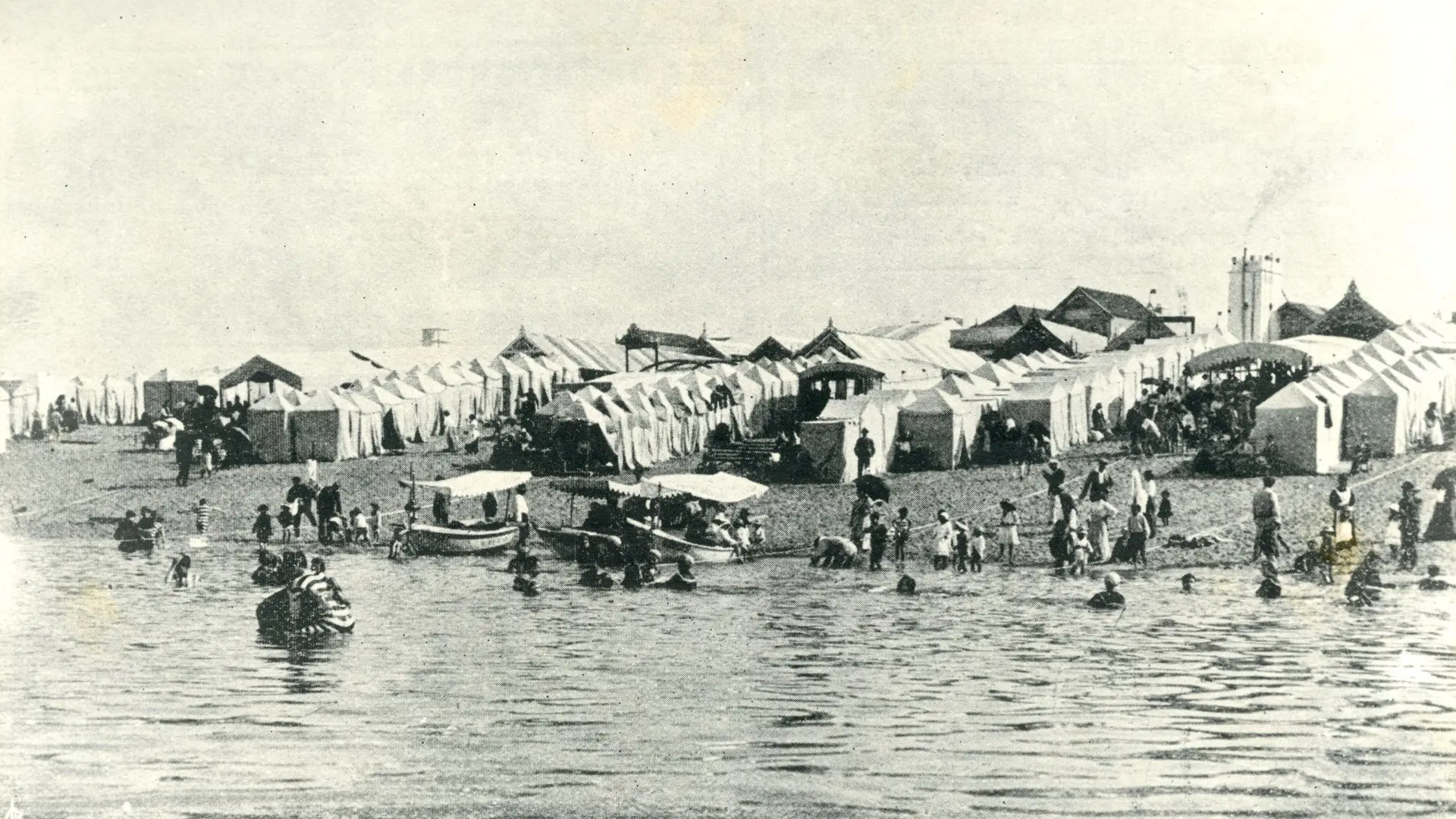 Praia da Póvoa de Varzim com as suas fileiras de barracas perpendiculares ao mar