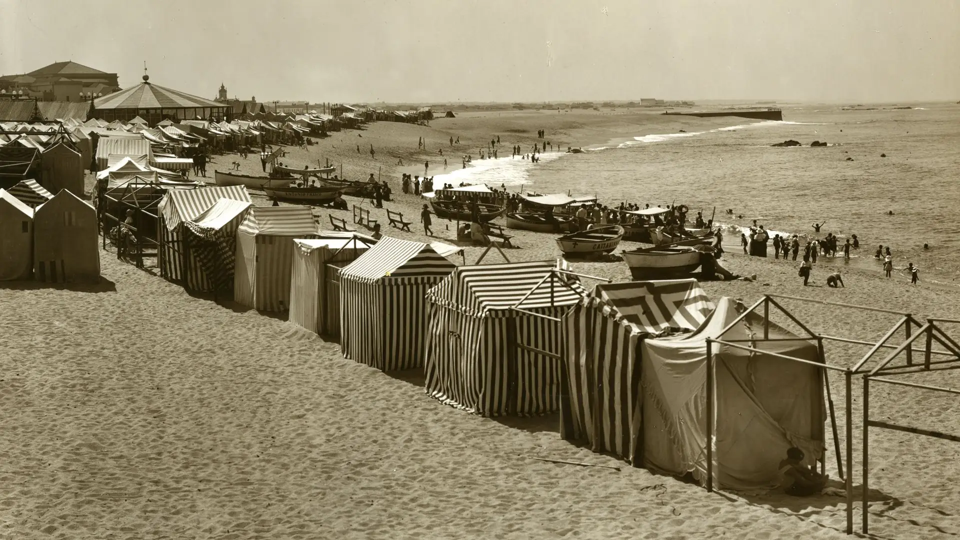 Praia da Póvoa de Varzim com as suas fileiras de barracas