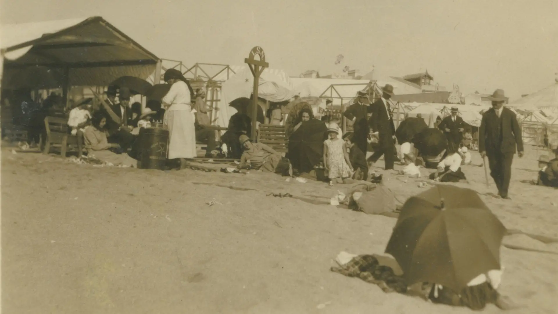 Praia de Póvoa de Varzim. Habitantes do Minho em uso de banho ou de ar do mar