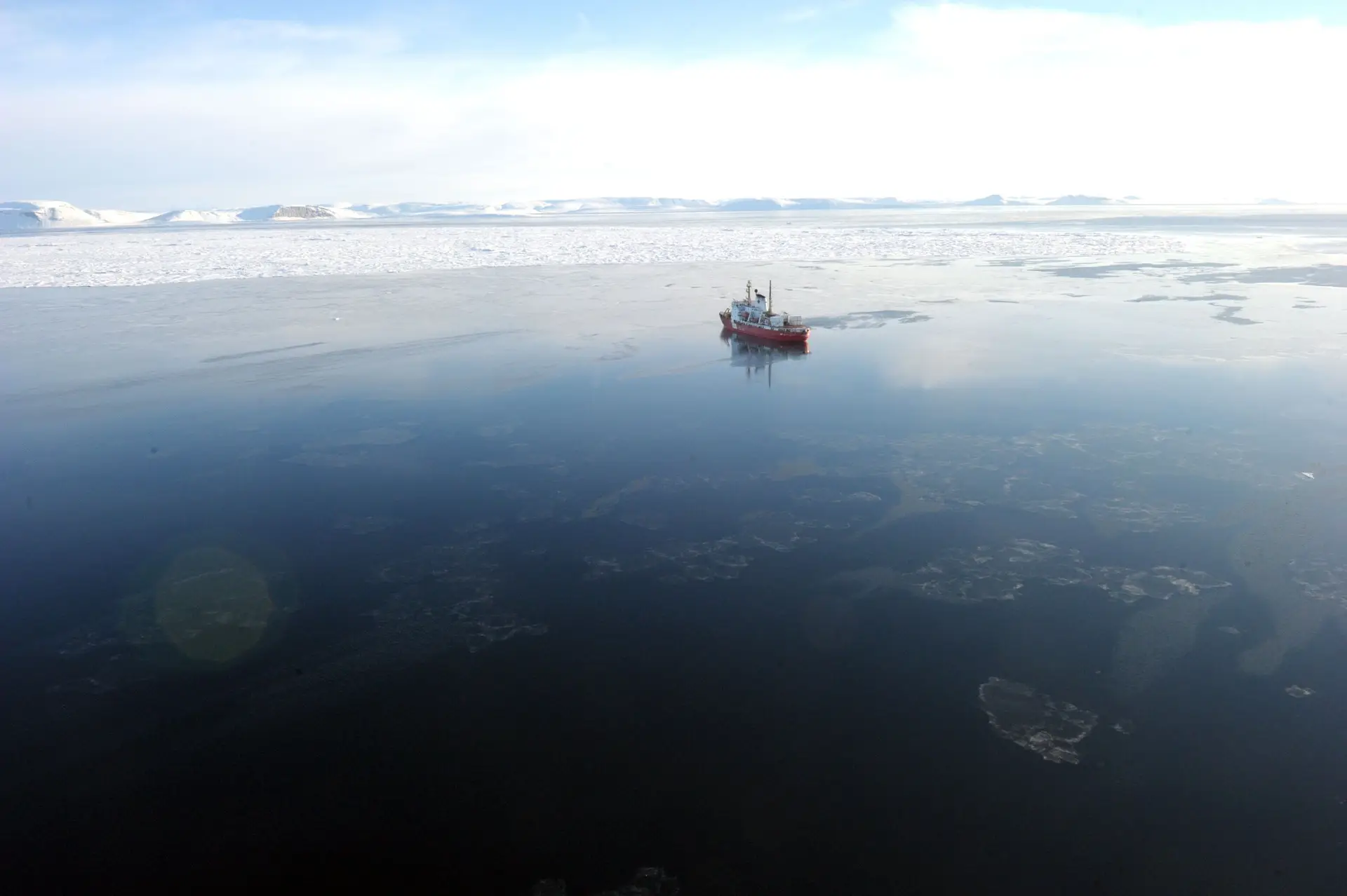 Um navio de exploração, no caso o canadiano CCGS Amundsen, no Oceano Ártico