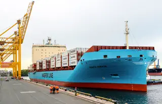 O Venta Maerks foi o primeiro porta-contentores a navegar sozinho e sem ajuda através do Oceano Ártico, em setembro de 2018. Depois de carregar peixe na Rússia e aparelhos eletrónicos na Coreia do Sul, fez uma paragem em São Petersburgo (na foto), antes de seguir para a Alemanha <span class="creditofoto">Foto Getty</span>