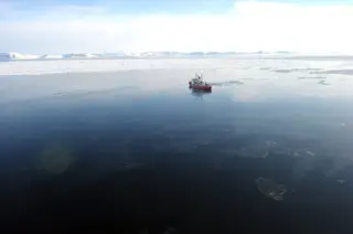 Um navio de exploração, no caso o canadiano CCGS Amundsen, no Oceano Ártico <span class="creditofoto">Foto Getty</span>