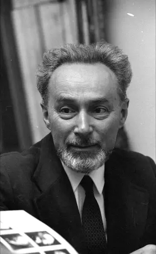 Primo Levi em finais dos anos 70, quando a reforma da profissão de químico o fez entregar-se plenamente ao ofício de escritor Foto cortesia da f<span class="creditofoto">amília Levi</span>