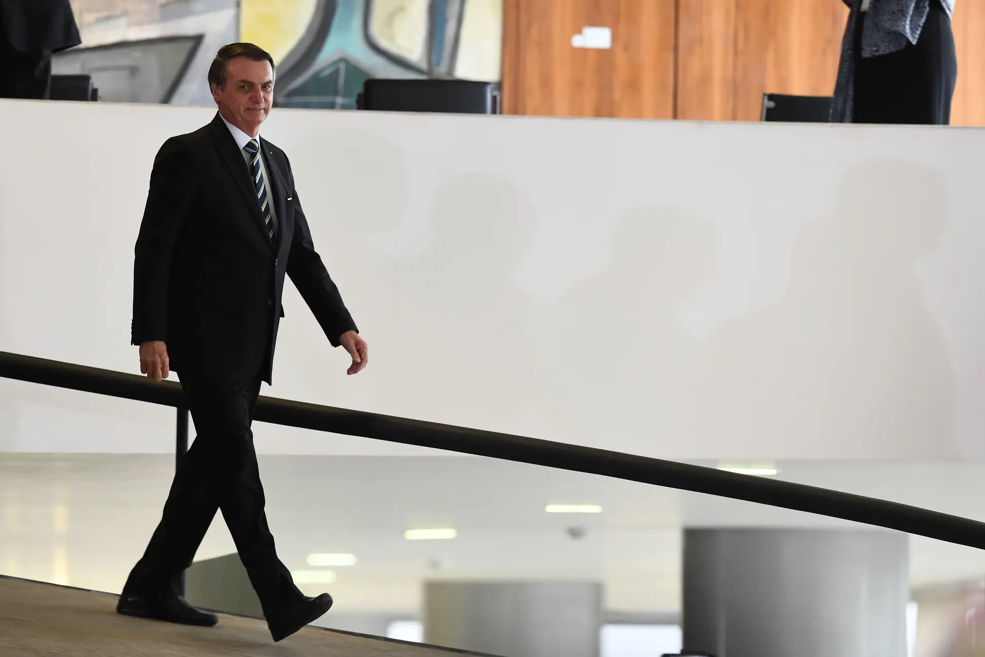 Bolsonaro surpreende com cocó e prisão para jornalistas