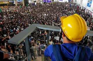 Terminal do Aeroporto Internacional de Hong Kong tomado, esta segunda-feira, por manifestantes <span class="creditofoto">Foto Tyrone Siu / Reuters</span>