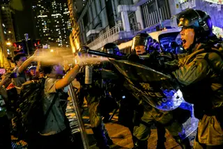 No domingo, a polícia antimotim usou spray de pimenta para dispersar os manifestantes <span class="creditofoto">Foto Tyrone Siuong / Reuters</span>