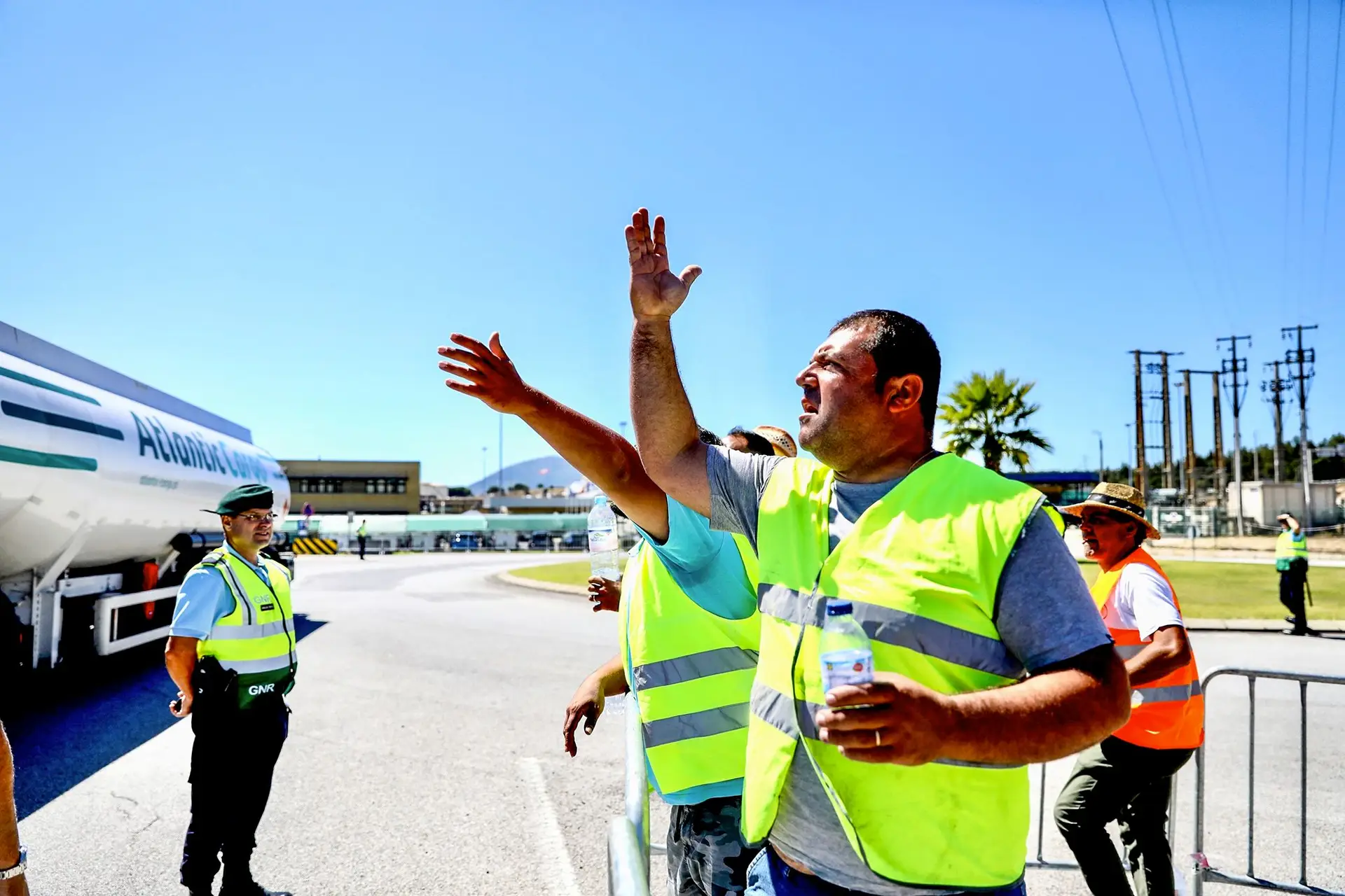 Ao fim de tantas horas de paralisação nada denuncia vontade de atirar pedras, derrubar as grades que separam o piquete de greve os separam das instalações da Companhia Logística de Combustível, ou fazer parar os camiões que fazem o seu serviço