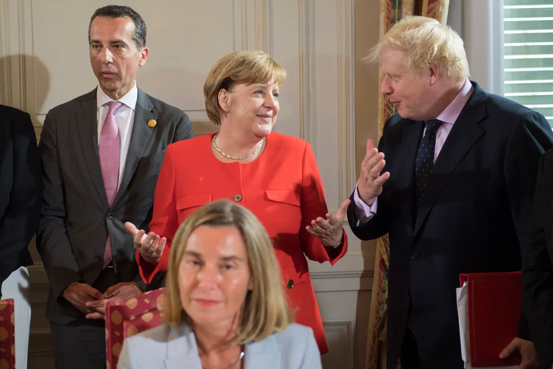 Johnson em diálogo com Merkel em julho de 2017, numa altura em que ainda era chefe da diplomacia britânica