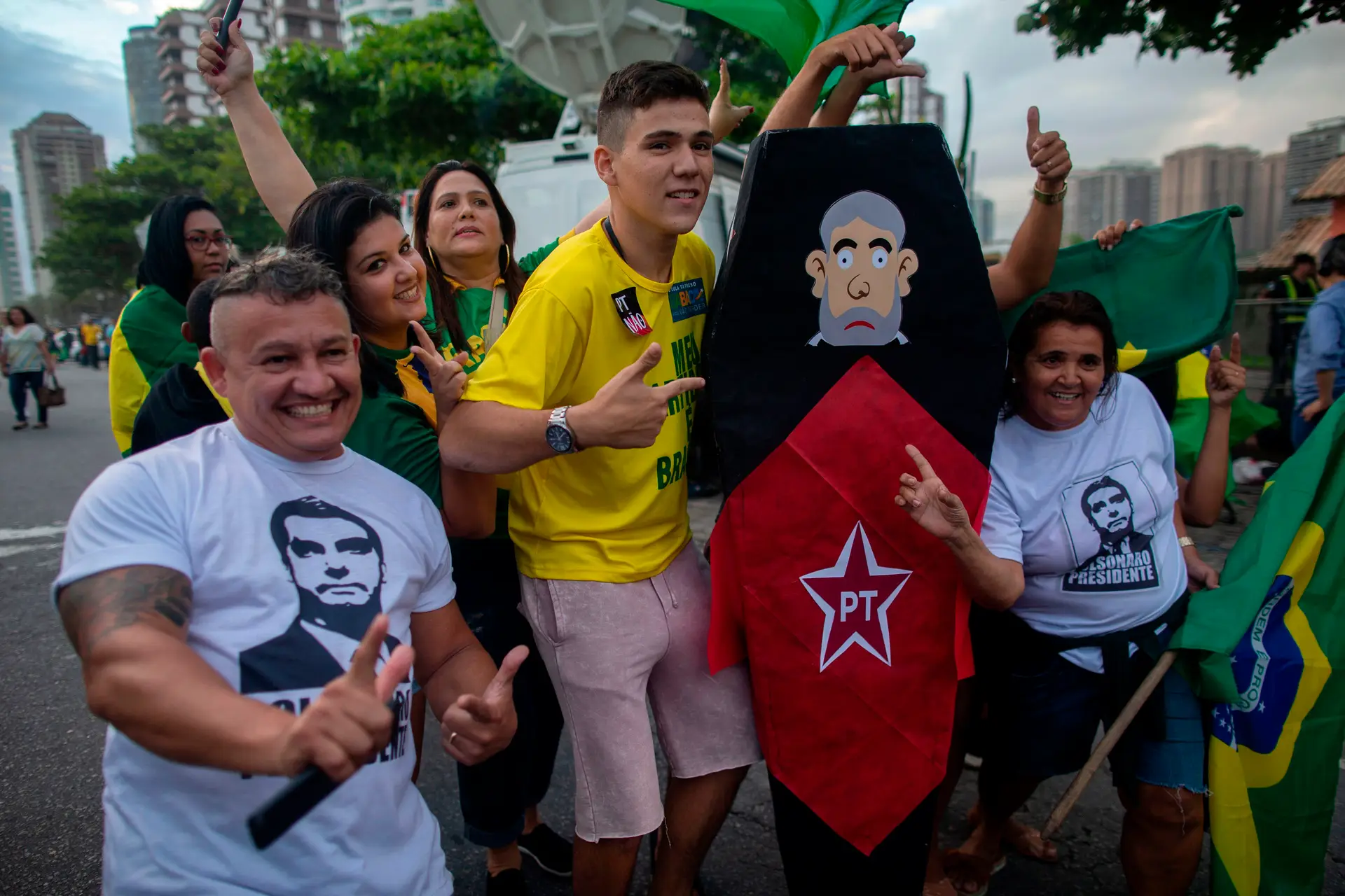 Bolsonaro diz que ganha na primeira volta. Lula quer que o Brasil seja "feliz"