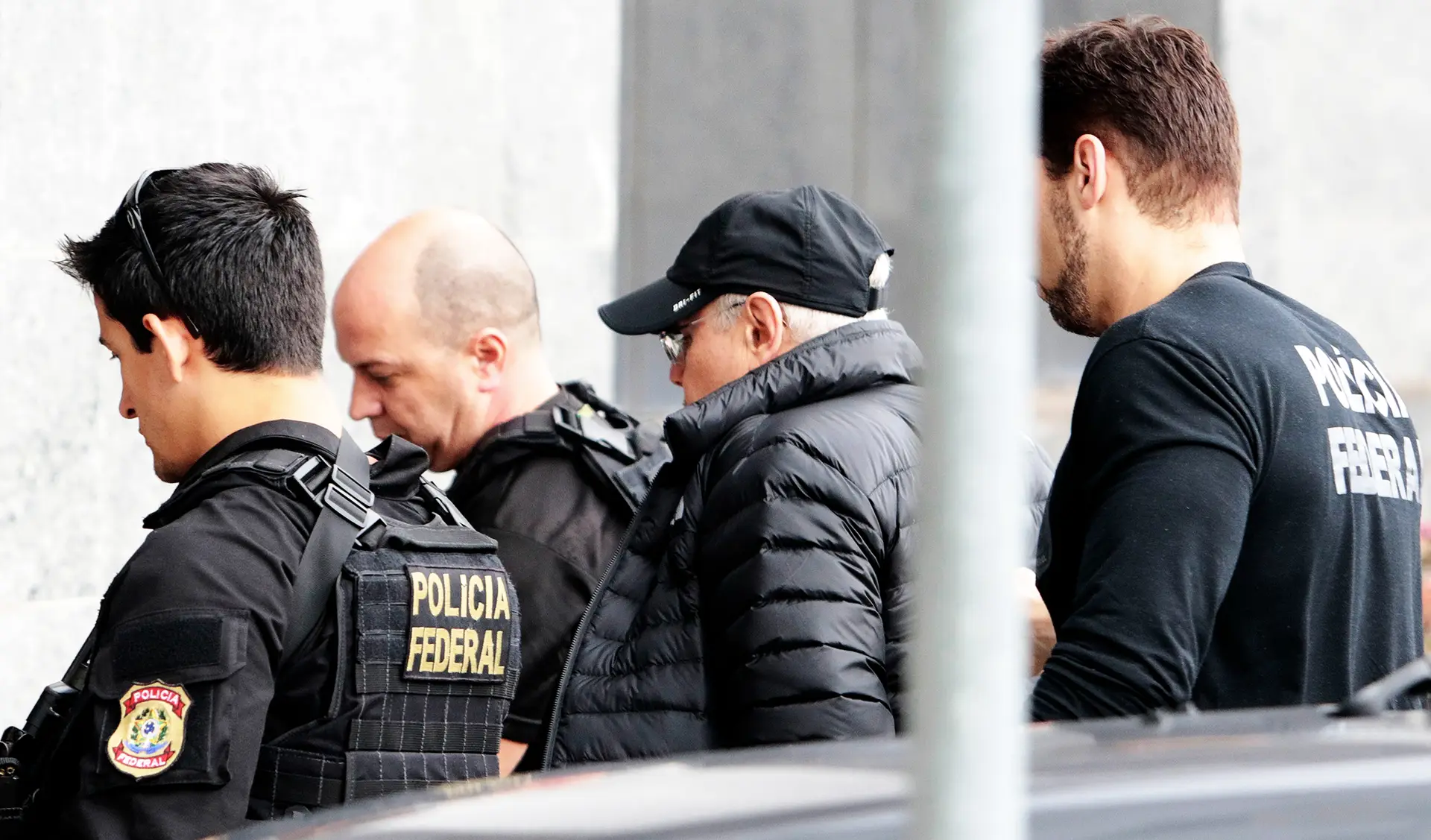 Guido Mantega, antigo ministro da Economia brasileiro, na altura em que foi detido, em setembro de 2016, por agentes da polícia federal. Agora, terá de usar pulseira eletrónica e o juiz mandou ainda congelar parte do dinheiro que tem depositado