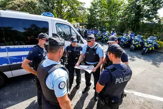 Todo o País Basco francês está desde quarta-feira ocupado por 13.200 polícias e gendarmes (correspondentes aos guardas da GNR portuguesa) e por um número não divulgado de forças especiais militares <span class="creditofoto">Foto Regis Duvignau / Reuters</span>