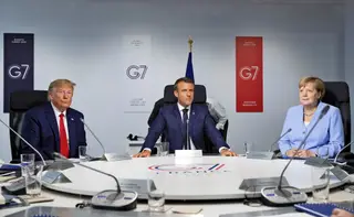 <span class="creditofoto">Donald Trump, Emmanuel Macron e Angela Merkel numa das sessões da cimeira do G7 Foto Reuters</span>