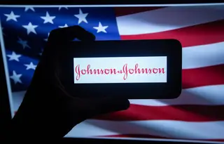 Johnson & Johnson condenada a multa de 572 milhões de dólares por crise com opiáceos