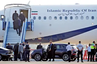 Avião iraniano na pista do aeroporto de Biarritz, aonde o ministro dos Negócios Estrangeiros chegou de surpresa no domingo <span class="creditofoto">Foto Reuters</span>