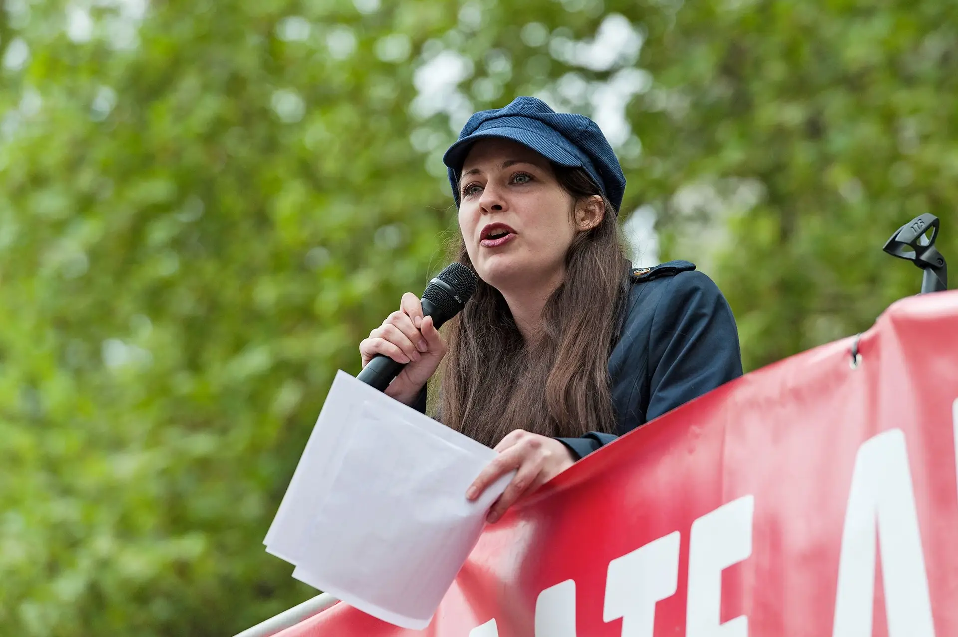 “O povo deve estar na linha da frente dos esforços para acabar com isto, manifestando-se pacificamente contra esta aberração democrática”, diz Amelia Womack, vice-líder do Partido Verde de Inglaterra e País de Gales
