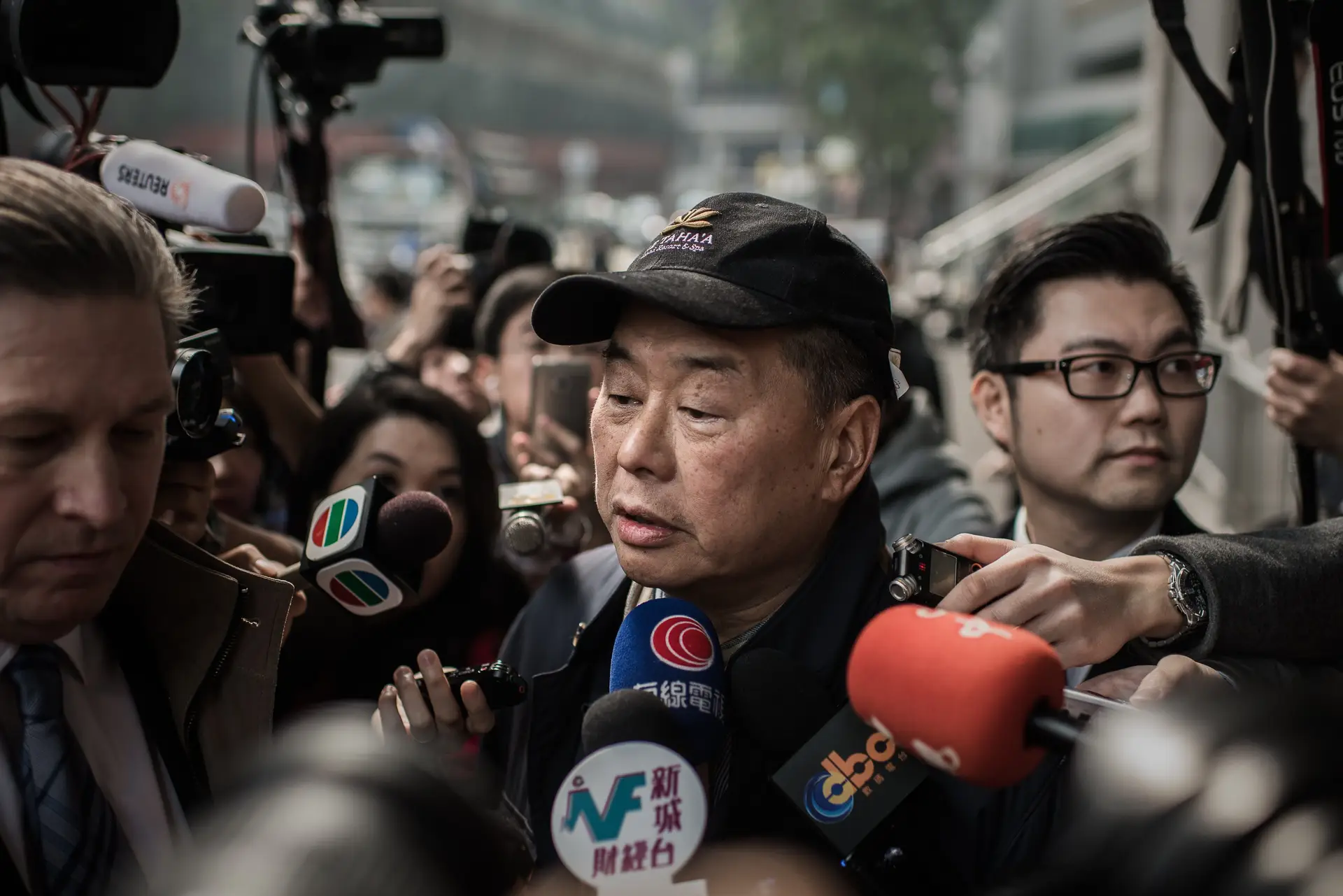 Jimmy Lai, o único multimilionário de Hong Kong disposto a arriscar a fortuna e a vida para enfrentar Pequim